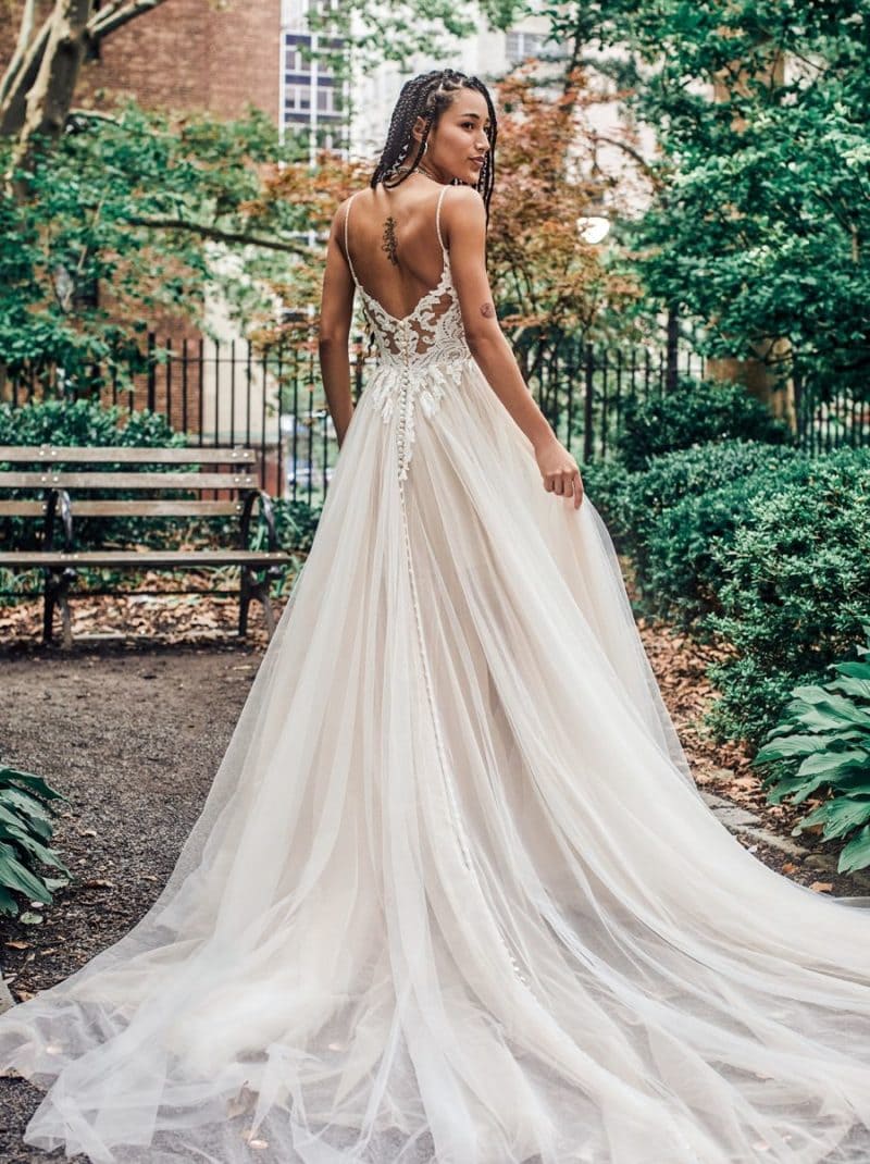 Vestido Corte A abertura con encaje